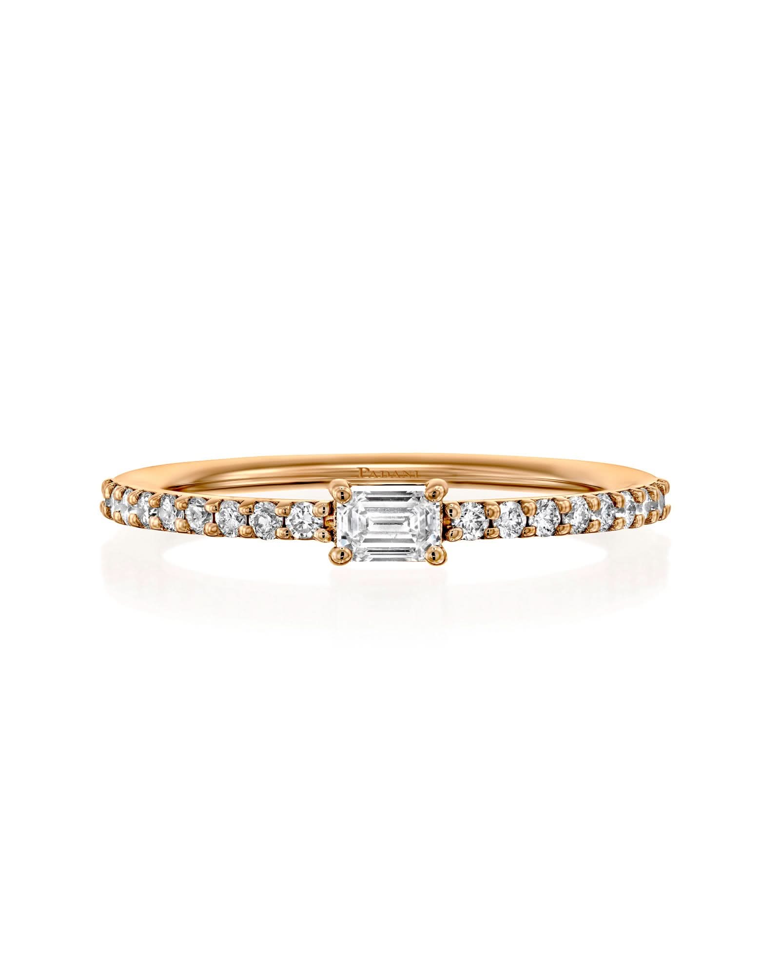 טבעת עם יהלום מרכזי בחיתוך אמרלד וזרוע משובצת יהלומים - Image 4
